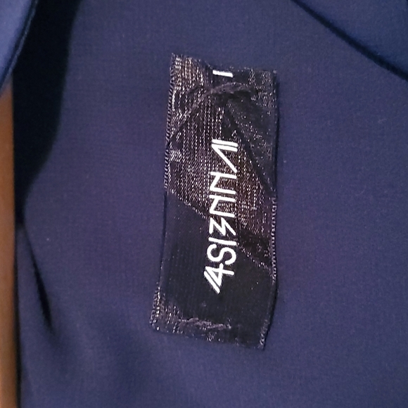 Dress with cut out sides, size medium - Picture 4 of 4